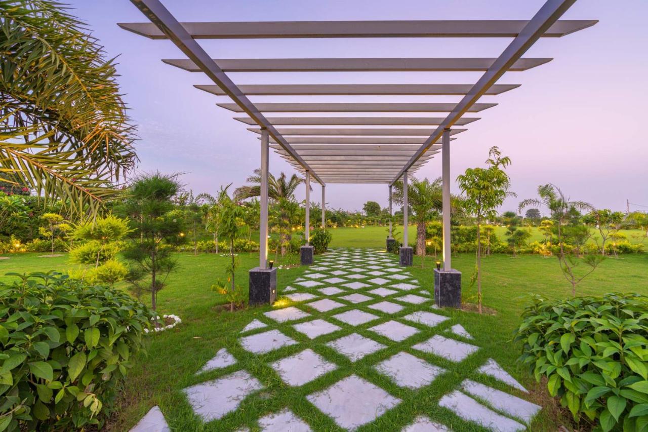 Stayvista'S Anantam - Luxury 4Br Villa With Huge Swimming Pool In Delhi New Delhi Luaran gambar